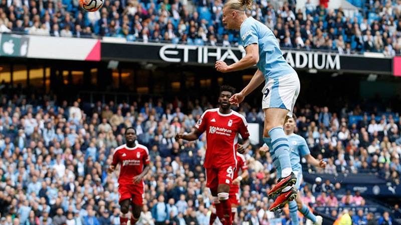 Tìm hiểu về chiến thuật tạt cánh đánh đầu - Đặc sản của người Anh